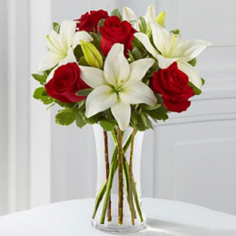 Dekoratif Cam Vazoda Lilyumlar ve Kırmızı Güller